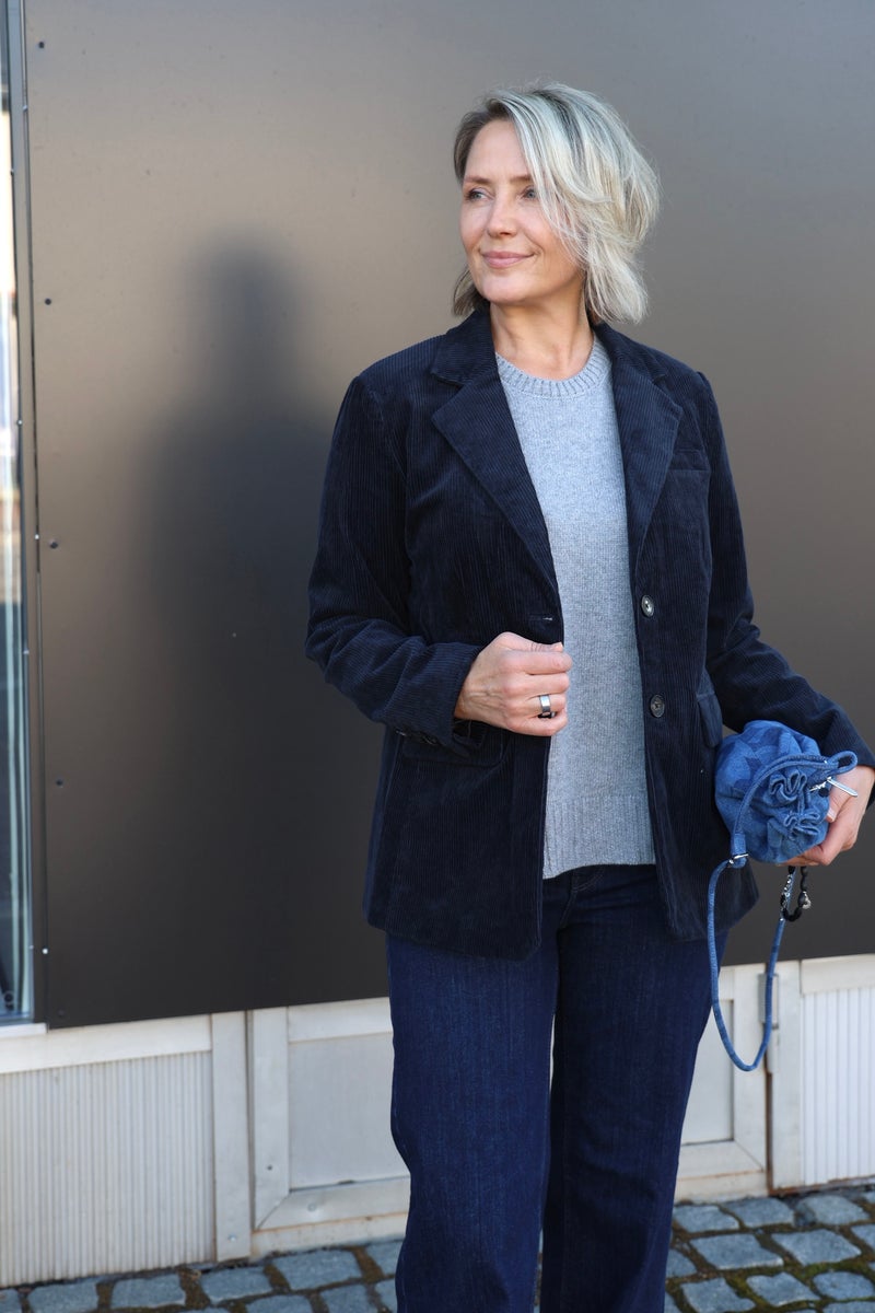 LENI JAKKU TUMMANSININEN